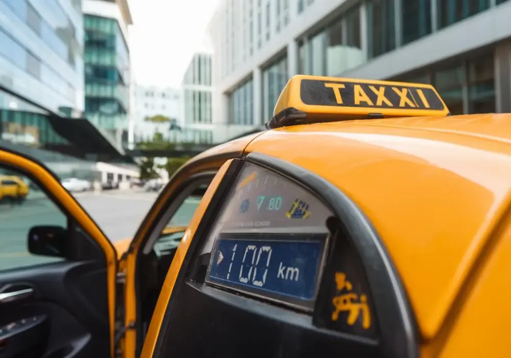 Ile bierze taxi za kilometr? Poznaj ukryte koszty przejazdów!