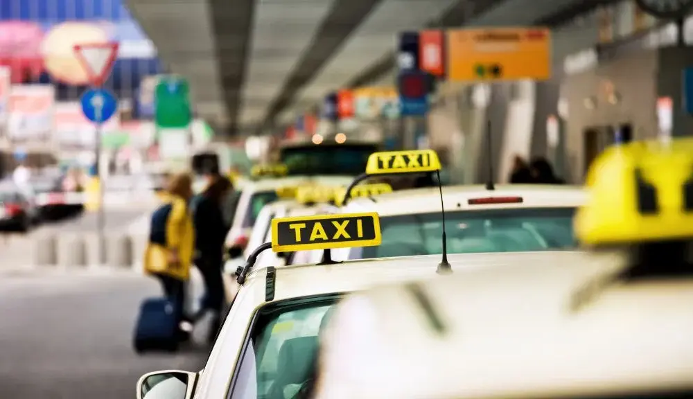 Ile kosztuje taxi z dworca w Krakowie na lotnisko? Sprawdź ceny!