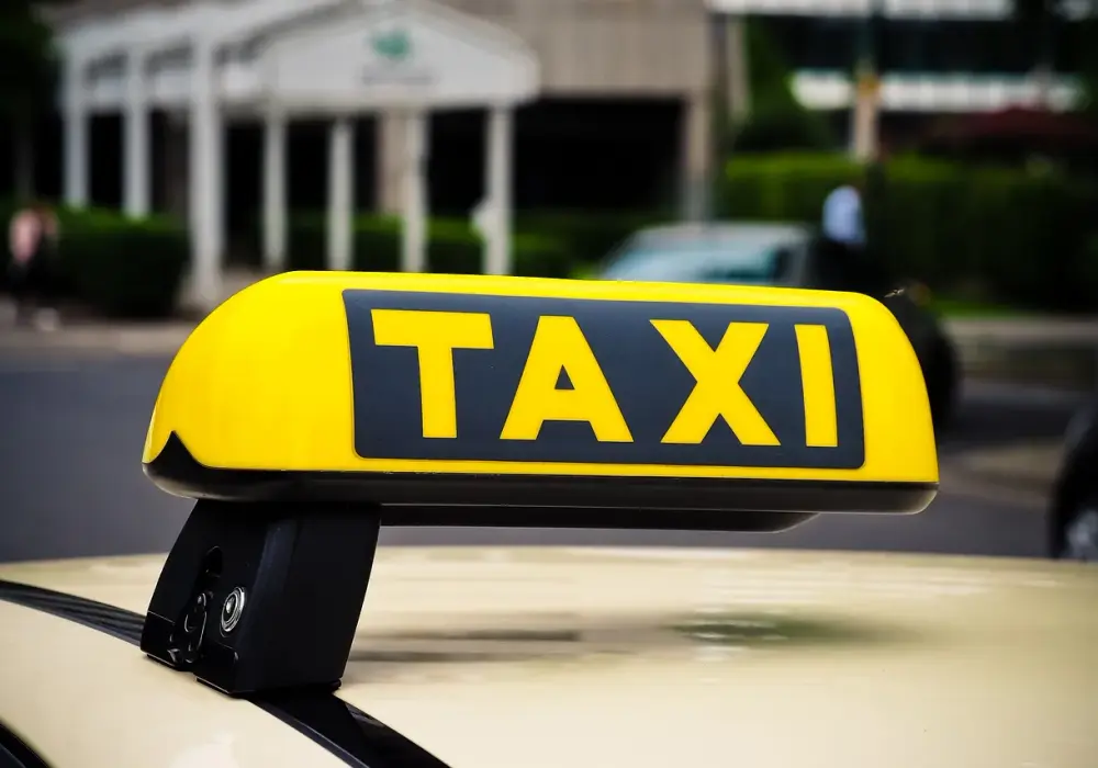 Ile kosztuje taxi w Warszawie za kilometr? Sprawdź ceny i oszczędzaj