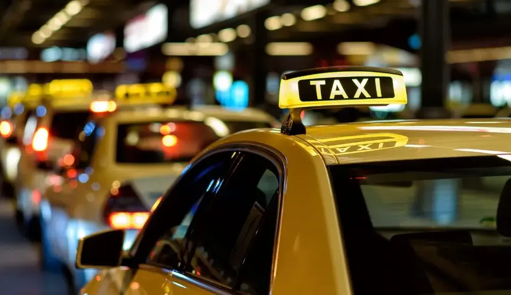 Ile kosztuje taxi z lotniska Chopina na dworzec Zachodni? Sprawdź!