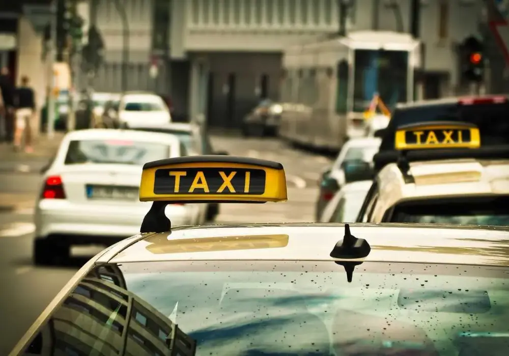 Ile kosztuje ubezpieczenie taxi? Sprawdź, jak zaoszczędzić na składkach