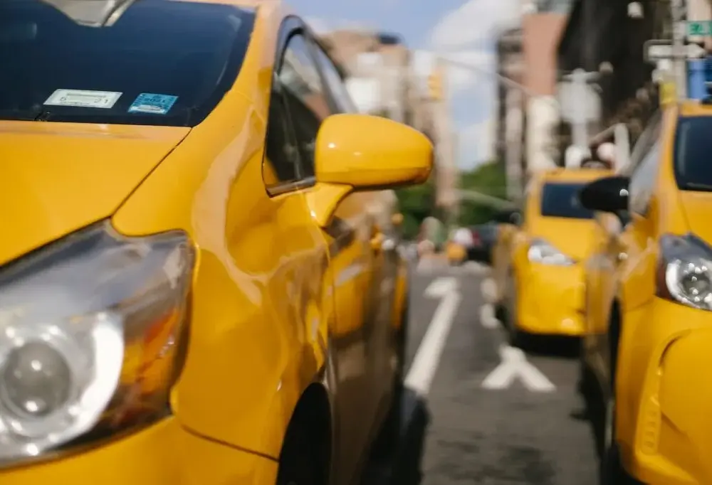 Ile kosztuje taxi za 100km? Sprawdź, co wpływa na cenę przejazdu