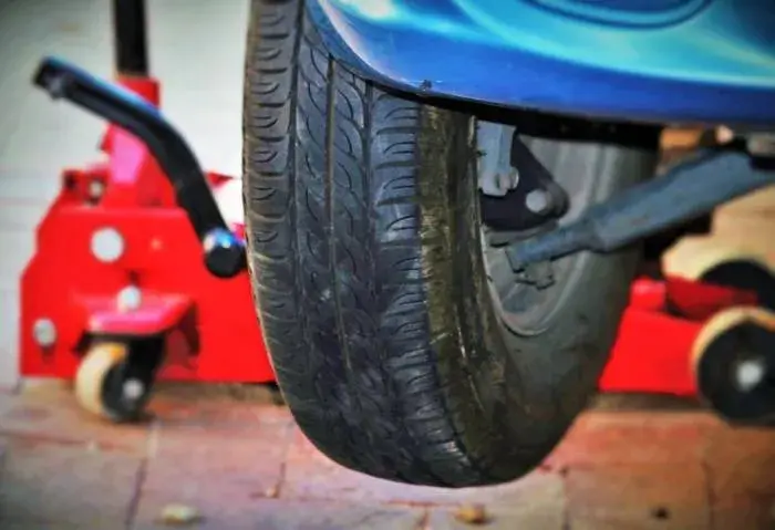 Gdzie podłożyć lewarek w Skoda Octavia 2, aby uniknąć uszkodzeń