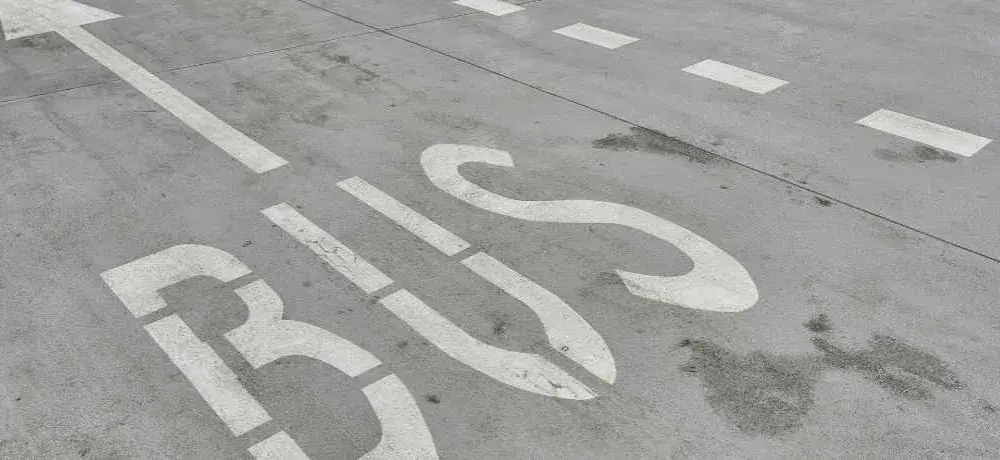 Czy taxi może jechać buspasem? Poznaj zasady i uniknij mandatu