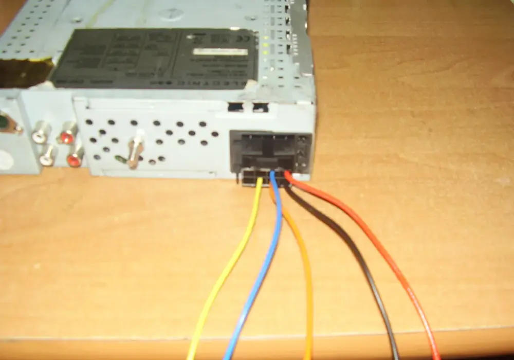 Jak podłączyć radio samochodowe pod zasilacz 12V - uniknij błędów w instalacji