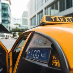 Ile bierze taxi za kilometr? Poznaj ukryte koszty przejazdów!