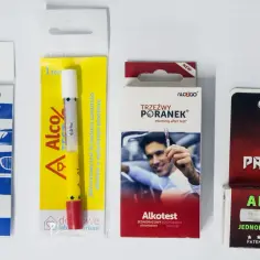 Cztery opakowania alkomatów jednorazowych różnych marek.