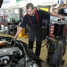 Wymiana oleju w samochodzie co ile? Sprawdź, aby uniknąć kosztów