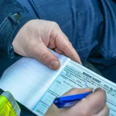 Jakie dokumenty musi mieć kierowca samochodu osobowego, aby uniknąć mandatu?