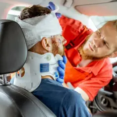 Objawy neurologiczne po wypadku samochodowym: jak je rozpoznać i co robić dalej