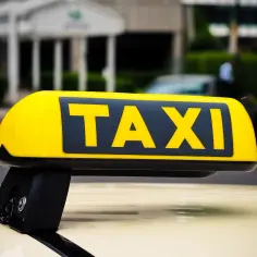 Ile kosztuje taxi w Warszawie za kilometr? Sprawdź ceny i oszczędzaj