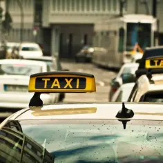 Ile kosztuje ubezpieczenie taxi? Sprawdź, jak zaoszczędzić na składkach