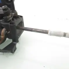 Mechanizm zmiany biegów Peugeota Partnera z metalowym prętem.