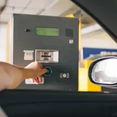 Ile wynosi mandat za brak biletu parkingowego i jak uniknąć kary? Sprawdź teraz!
