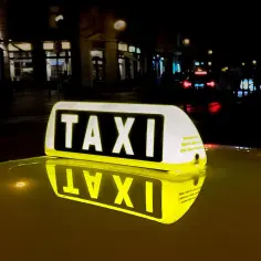 Ile naprawdę kosztuje taxi za 1 km? Sprawdź aktualne ceny i oszczędzaj!