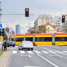 Kiedy dostaniesz mandat za przejazd na czerwonym świetle i jak uniknąć opóźnień