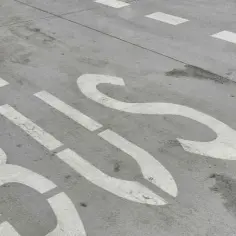 Czy taxi może jechać buspasem? Poznaj zasady i uniknij mandatu