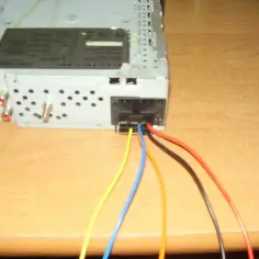 Jak podłączyć radio samochodowe pod zasilacz 12V - uniknij błędów w instalacji