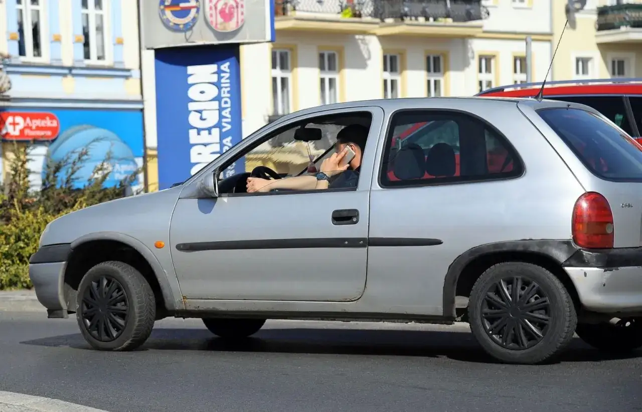 Zdjęcie Jaki mandat za telefon w samochodzie? Sprawdź, ile możesz stracić!