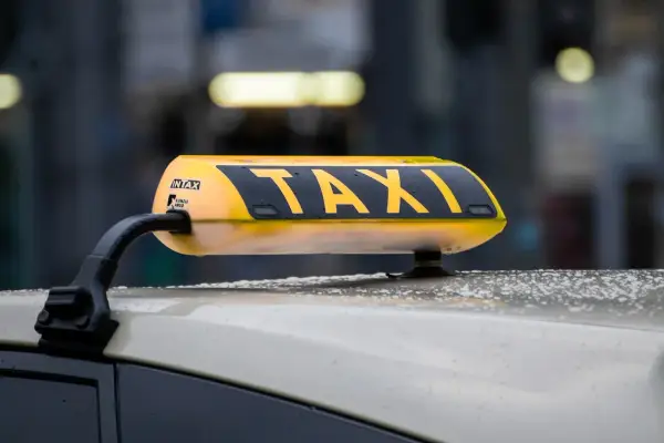 Kiedy 3 taryfa taxi? Sprawdź, kiedy obowiązuje i jak uniknąć kosztów