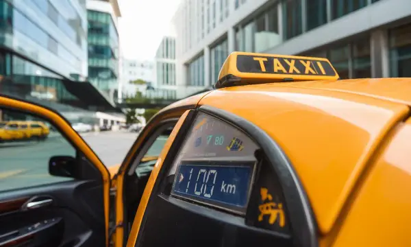 Ile bierze taxi za kilometr? Poznaj ukryte koszty przejazdów!