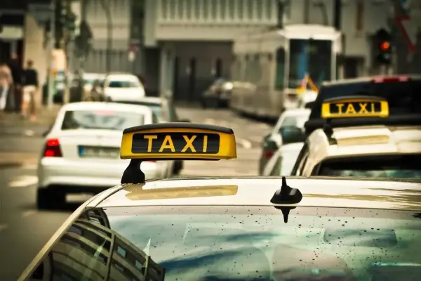 Ile kosztuje ubezpieczenie taxi? Sprawdź, jak zaoszczędzić na składkach