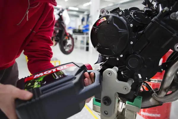Co ile wymiana oleju w motocyklu 125? Sprawdź, aby uniknąć problemów
