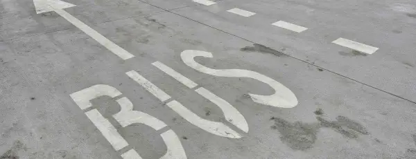 Czy taxi może jechać buspasem? Poznaj zasady i uniknij mandatu