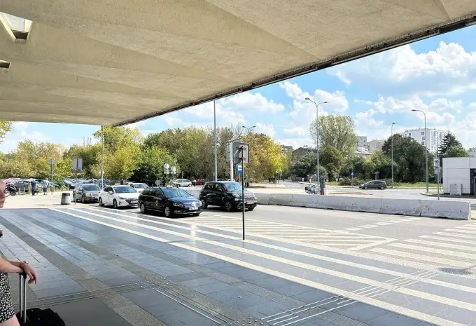 Ile kosztuje taxi z lotniska Chopina na dworzec centralny? Ceny, które musisz znać